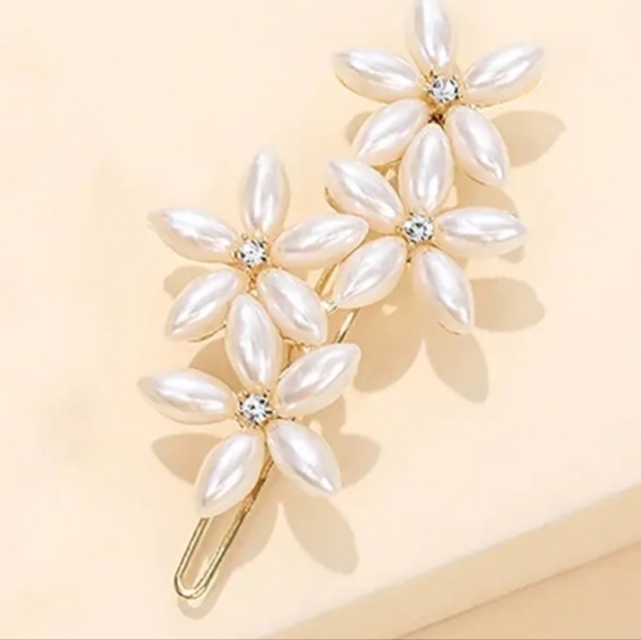 🟢$10NWT 2 Pc Pearl and Crystal Hair Clip/ barette set - Picture 3 of 4